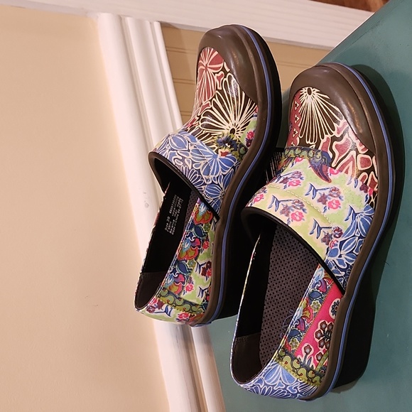 Dansko Shoes - Dansko Vegan clogs women's size 9